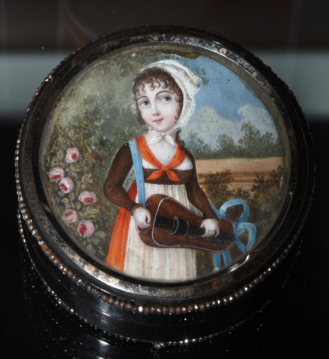 ""Hurdy-gurdy fiatal lány portréja"" (Portré of a Girl With Hurdy Gurdy) Névtelen akvarell 1800 körül Magángyűjtemény alkotó: Anonymous Anonymous