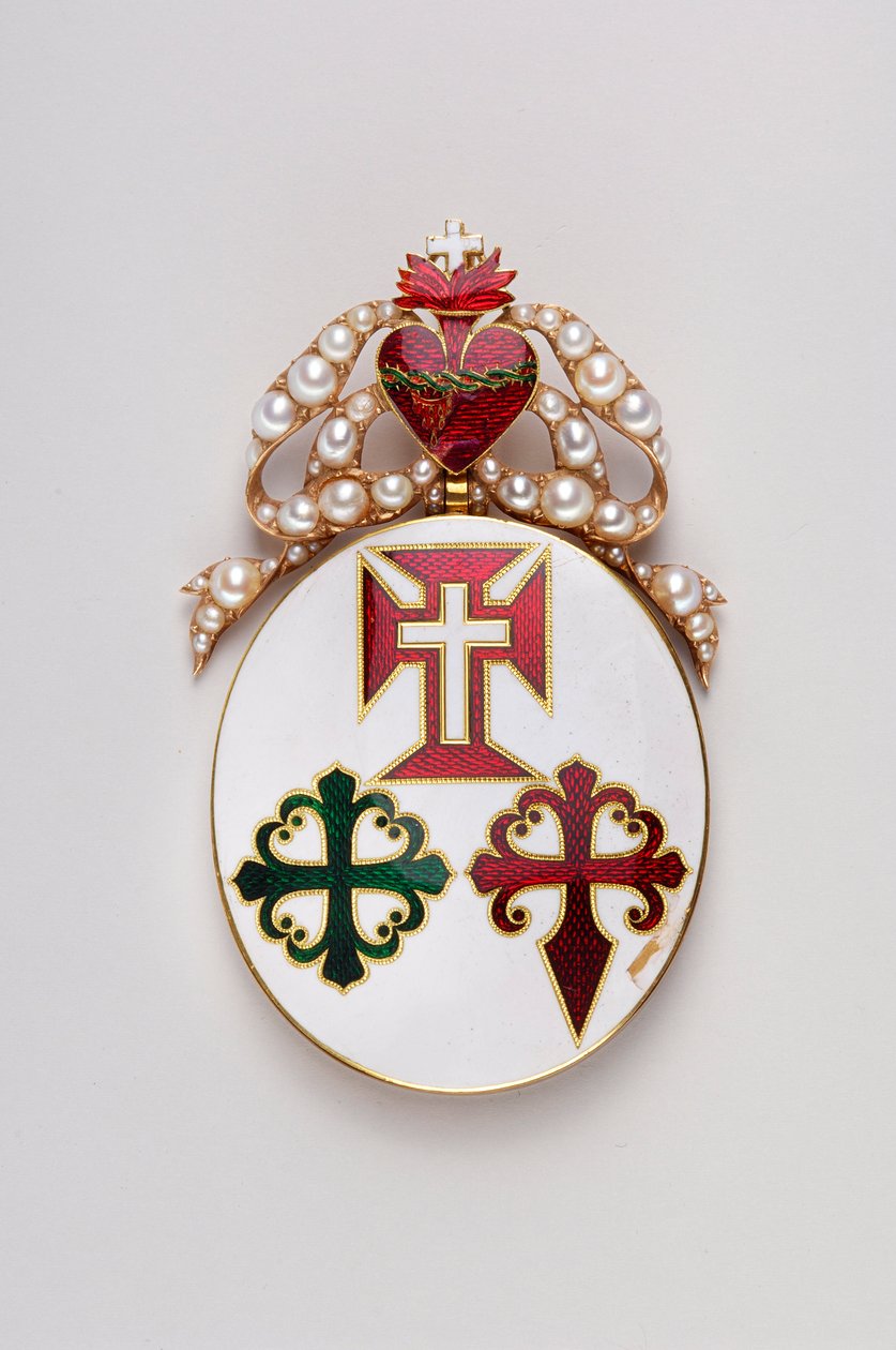 Portugália – Három Rend nagykeresztes szalagja: A három rend nagykeresztes jelvénye valószínűleg II. Bragance Máriáé (1819-1853), Portugália királynőéé volt – Lady modellje – 1800–1850 – Arany emálokkal és gyöngyökkel – H: 8 cm; szélesség: 4,7 cm; Súly: 44 alkotó: Anonymous Anonymous