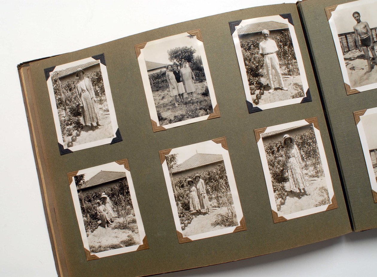 Egy fotóalbum csendélete (fotó) 1925 körül. alkotó: Anonymous Anonymous