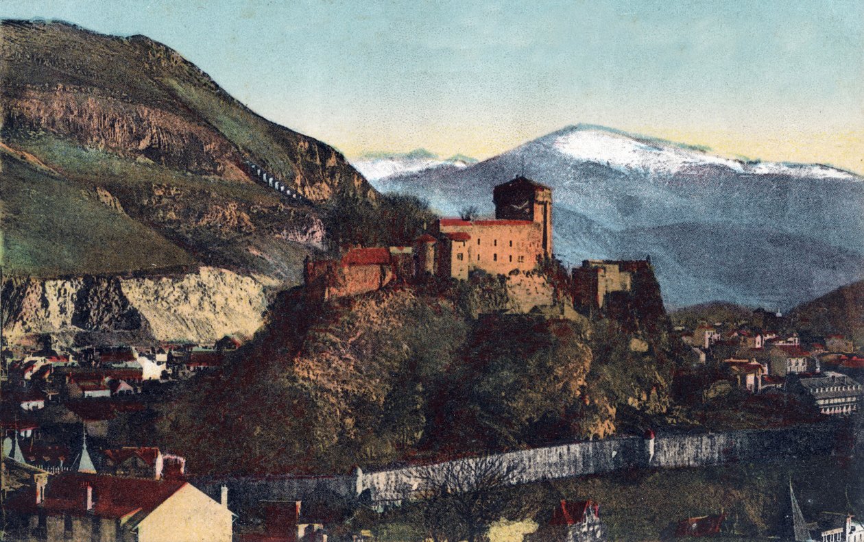 A kastély és a Pireneusok lánca Lourdes-ban - Hautes Pyrenees (65) 1900 körül. alkotó: Anonymous Anonymous