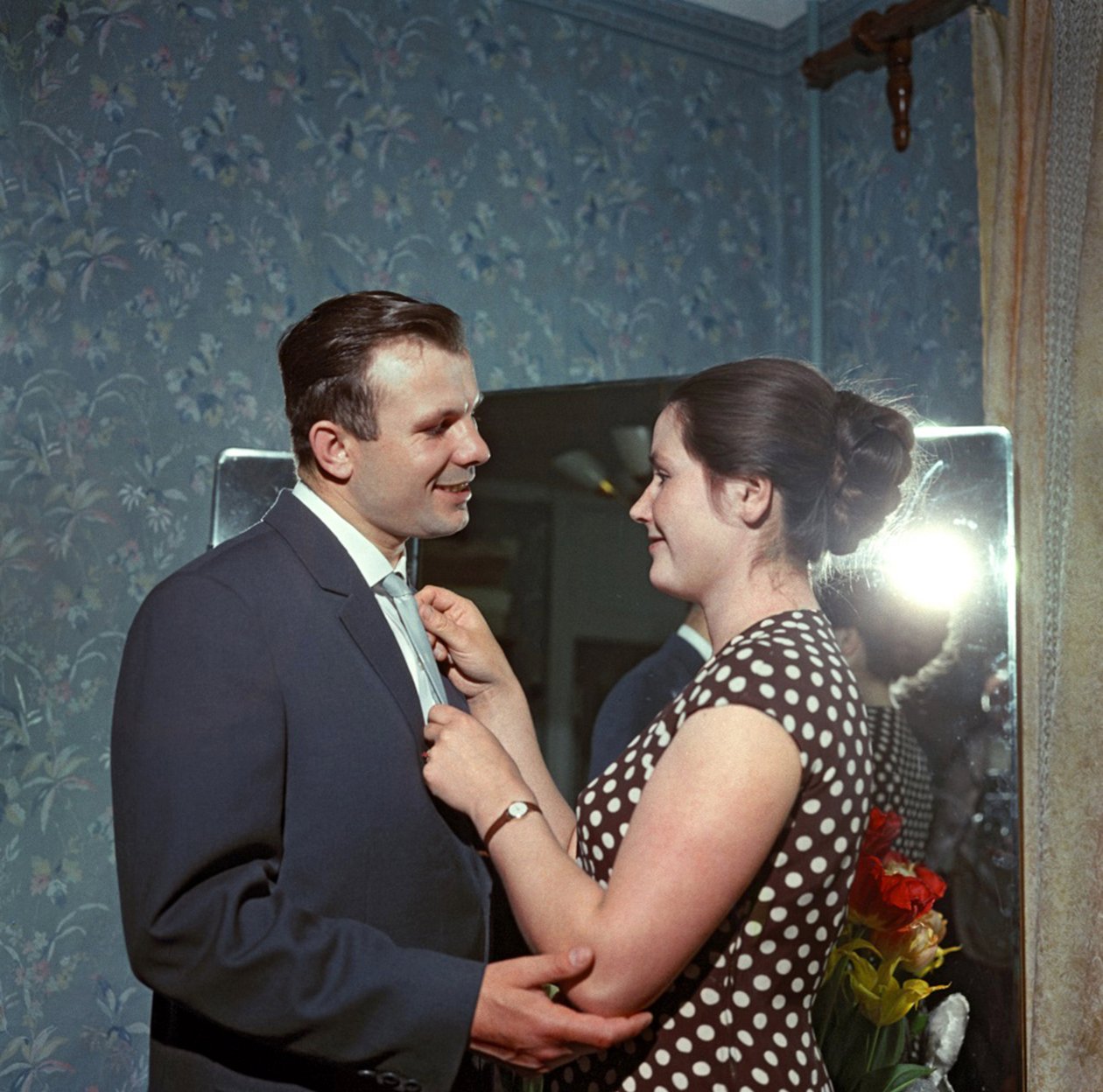 Jurij (Iouri, Youri) Gagarin űrhajós (1934-1968) feleségével, Valentina par Ryumkinnal, Jakov Israilevicsszel (1913-1986). Színes fotózás alkotó: Anonymous Anonymous
