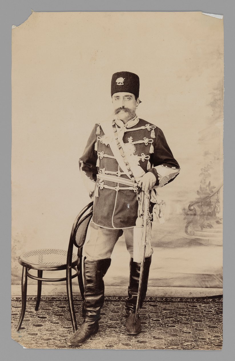Mozaffar al-Din Shah teljes alakos portréja, 19. század vége – 20. század eleje (ezüst zselatin nyomat) alkotó: Antoin Sevruguin