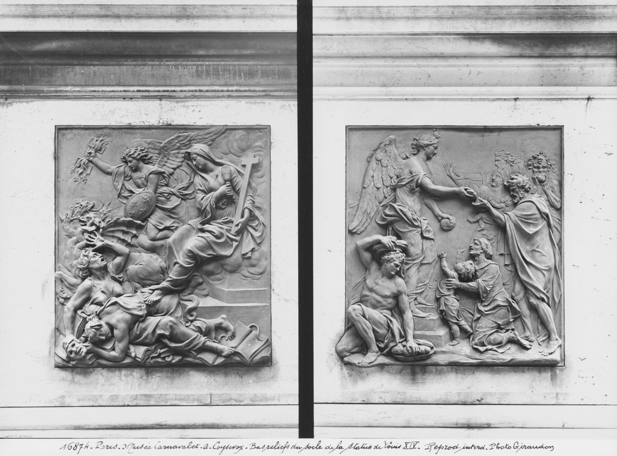 Az eretnekeket elűző francia angyal, Kenyérosztás, részlet XIV. Lajos szobrának talapzatáról, a Hotel Carnavalet tiszteletbeli címe, 1687-89 körül (bronz) alkotó: Antoine Coysevox