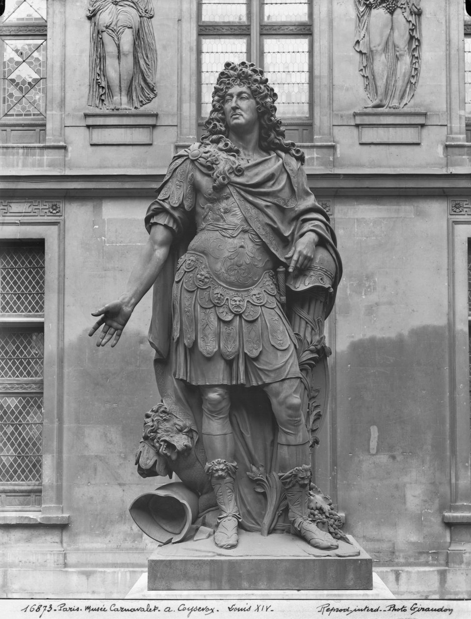XIV. Lajos (1638-1715) szobra, a Hotel Carnavalet cour d