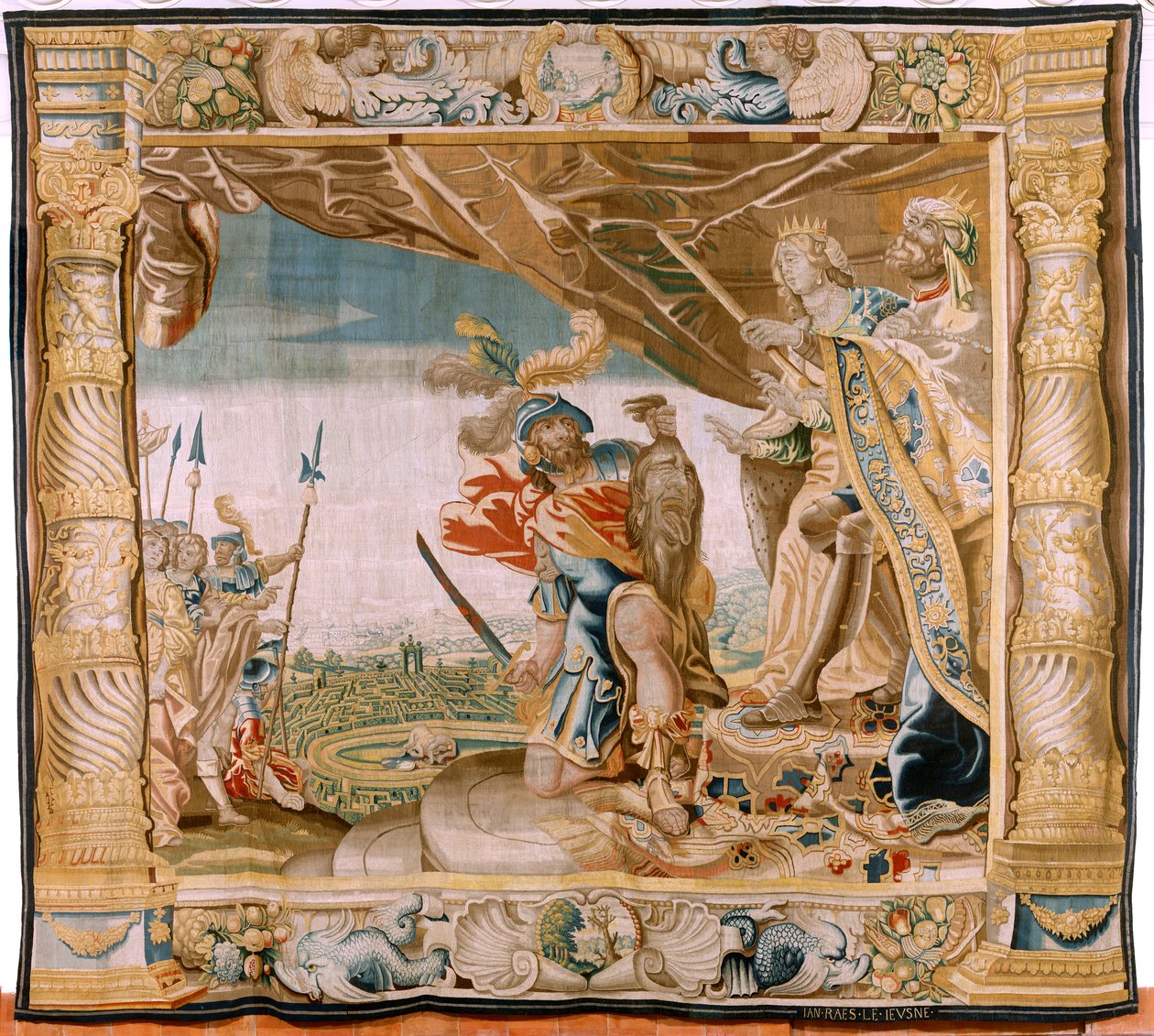 Flamand kárpit. sorozat Thészeusz története. Thészeusz a Minotaurusz fejét ajándékozza Kréta királyának és királynőjének (Teseo presenta a los Reyes de Creta la cabeza del Minotauro). A sorozat hetedik kárpitja. Anthonis Sallaert modell. Gyártó: Jan Raes alkotó: Antoine or Anthonis Sallaert