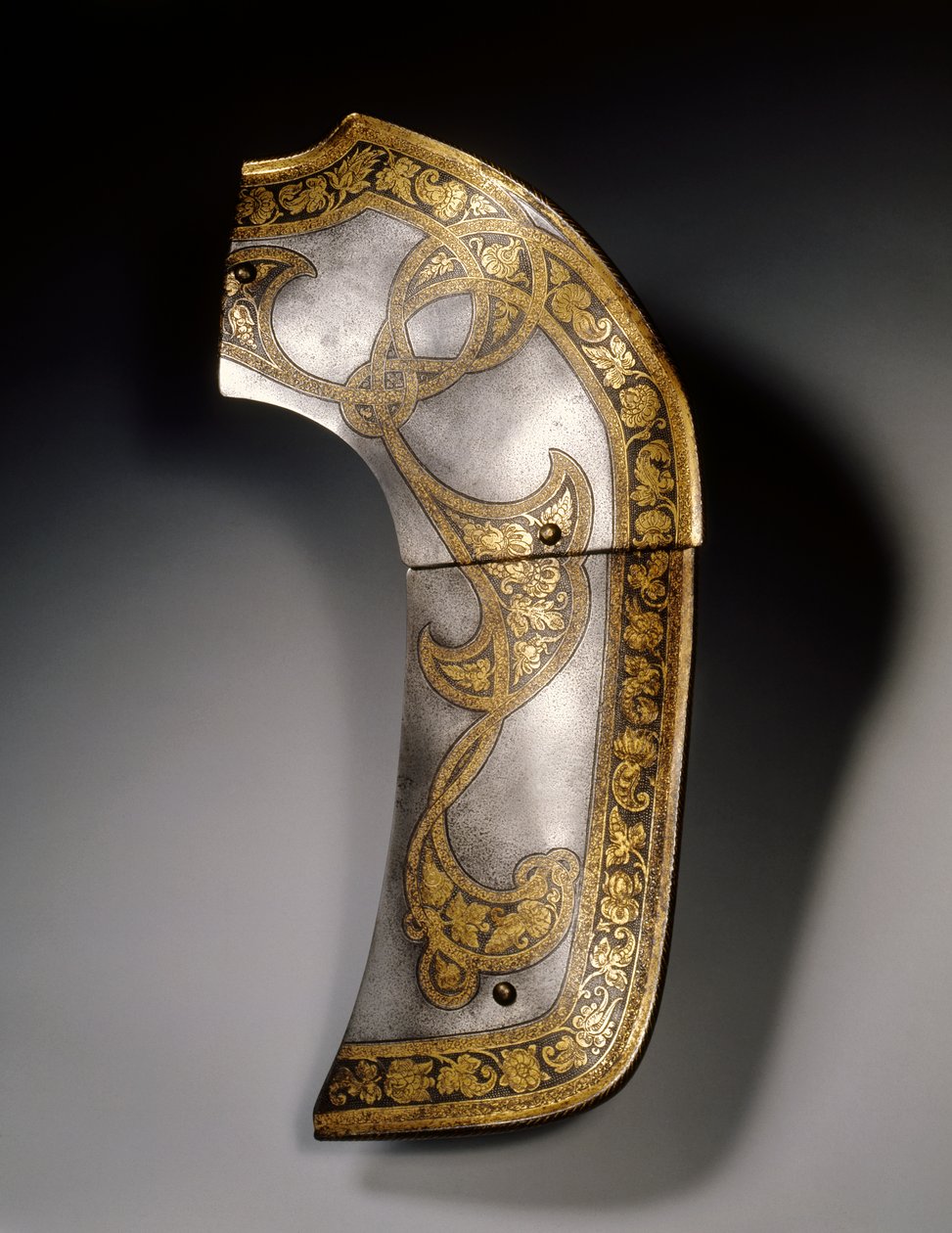 II. Rudolf és Ernst főherceg "Flechtband" garnitúrájából származó nyereglapát, Bécs, 1571 körül alkotó: Anton Peffenhauser