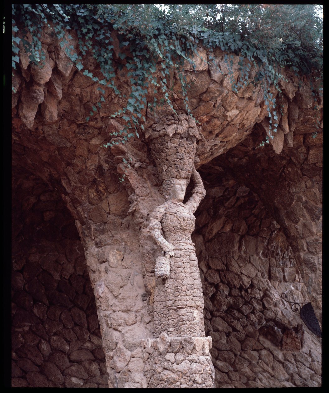 Szecesszió: Antoni Gaudi i Cornet (1852-1926) szoborrészlete a Park Guell építészetéről alkotó: Antoni Gaudi