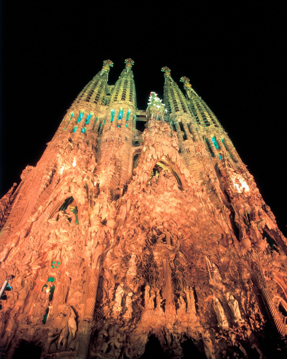 Szerző: GAUDI i CORNET, Antoni (1852-1926). Cím: Sagrada Familia. 1884-1926 (spanyol).. Technika: Építészet. Múzeum/Helyszín: SPANYOLORSZÁG. KATALÓNIA. BARCELONA. Barcelona. A Szent Család engesztelő temploma. Fachada del Nacimiento. (Spanyol). alkotó: Antoni Gaudi