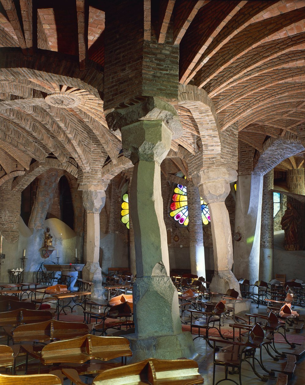 Spanyolország, Katalónia régió, Barcelona tartomány, Baix Llobregat megye, Santa Coloma de Cervello, Colonia Guell templom, templom kripta alkotó: Antoni Gaudi