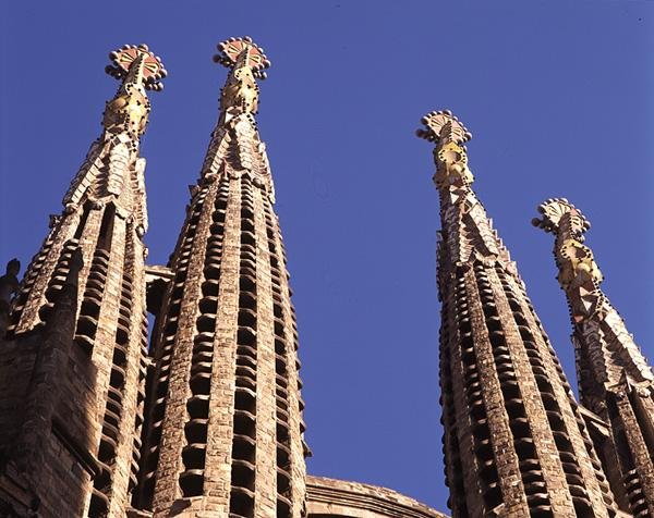 A La Sagrada Familia tornyai, az 1882-ben épült templom (fotó) alkotó: Antoni Gaudi