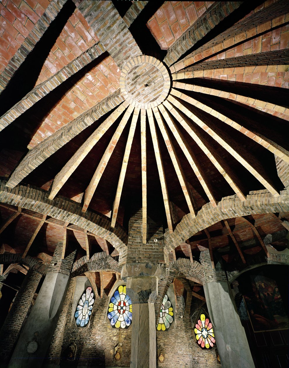 A Guell-kripta mennyezete, 1908-15 alkotó: Antonio Gaudi