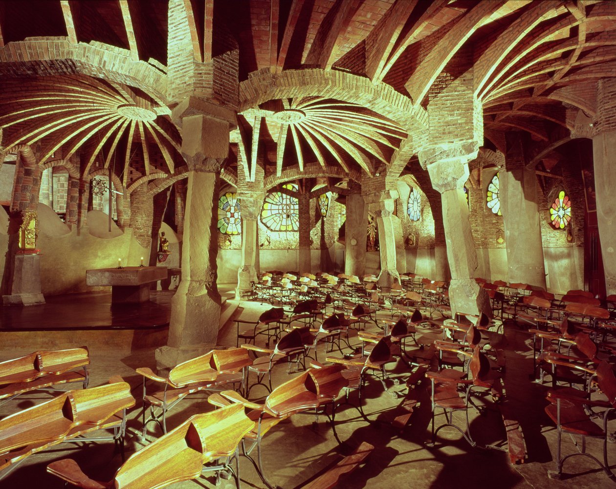 Antonio Gaudi (1852-1926) által 1908-1515-ben épített Guell-kripta „dőlt oszlopával” alkotó: Antonio Gaudi