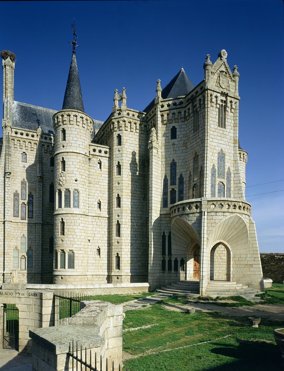 Püspöki palota alkotó: Antonio Gaudi