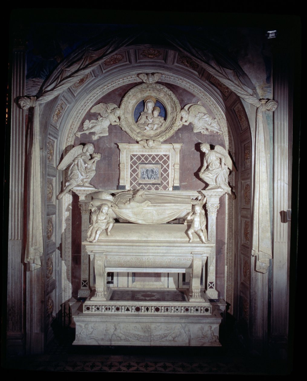 Portugália bíborosának sírja, 1460-6 (márvány) alkotó: Antonio Rossellino
