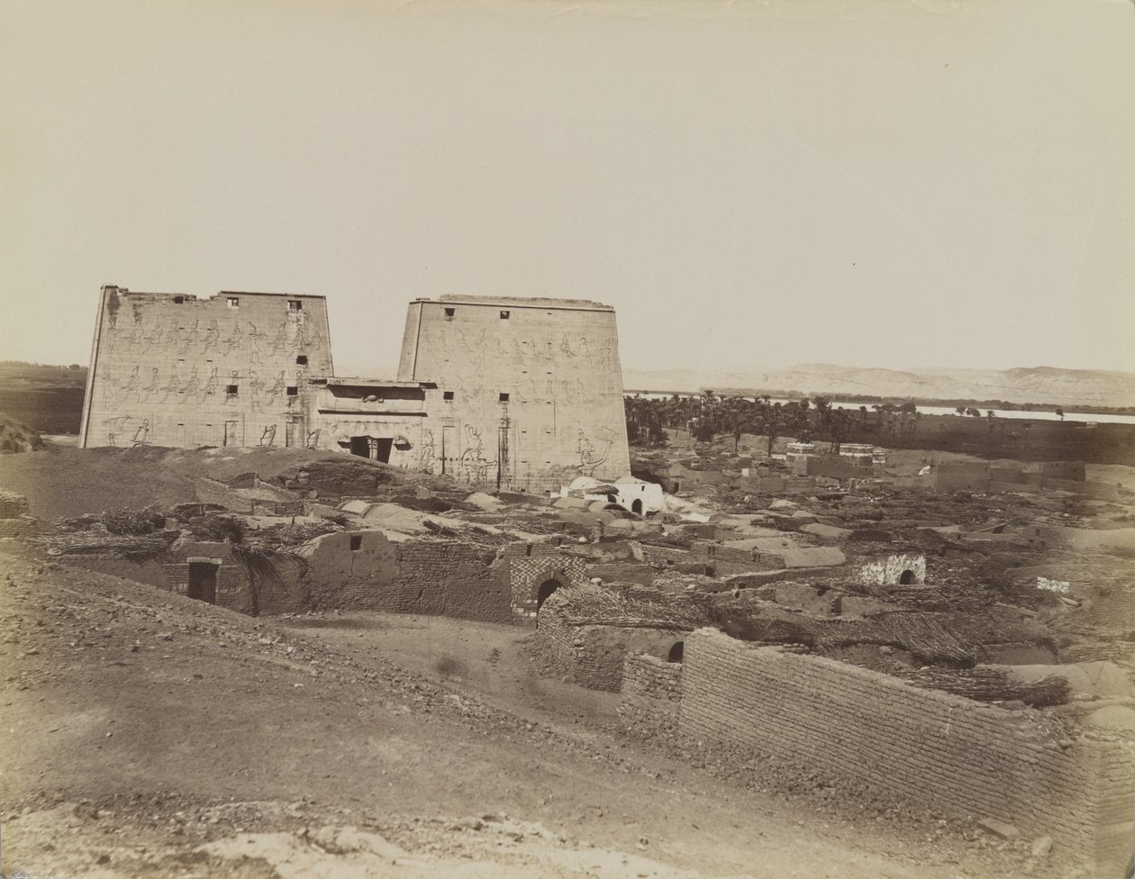 Edfu, kilátás a Pylonra és a falura alkotó: Antonio Beato