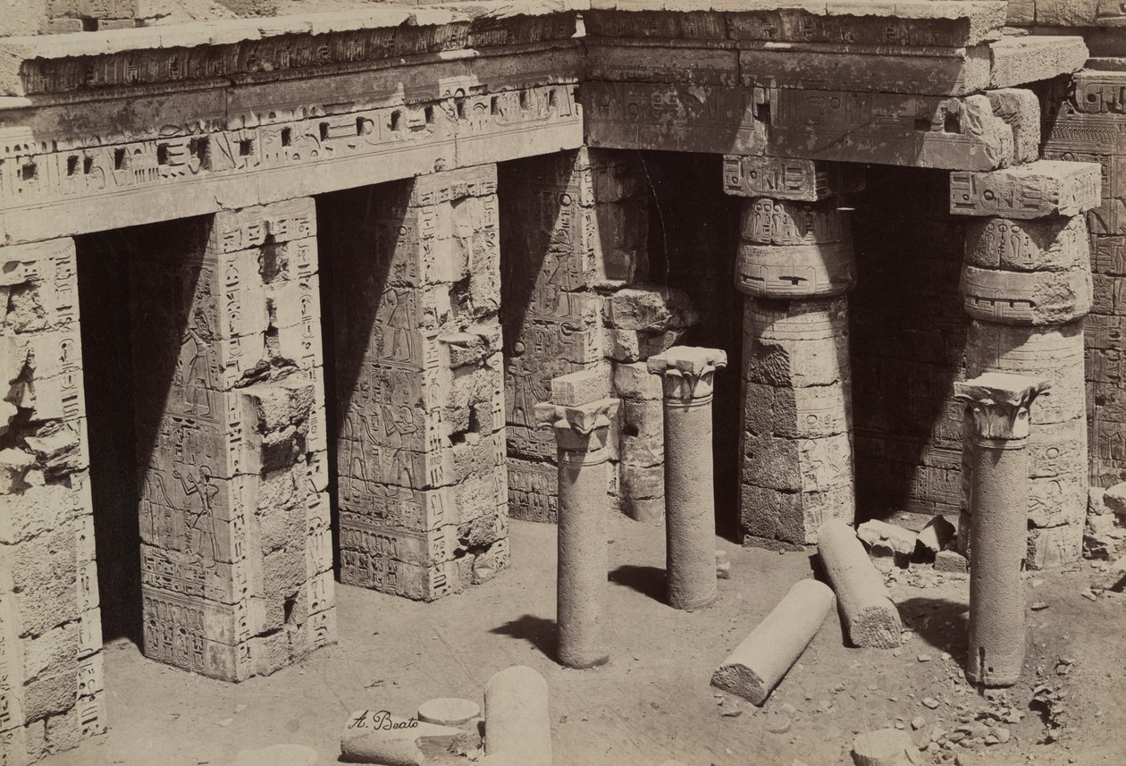 Medinet Habu: Kopt templom a Ramszesz III templom közepén alkotó: Antonio Beato