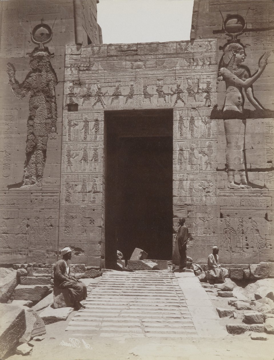 Philae, közeli kilátás a második oszlopbejárat déli felől az Ízisz-templomnál alkotó: Antonio Beato