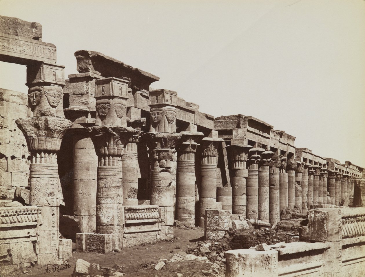 Philae, kilátás a nyugati oszlopsor délkeleti felőli részén, Isis templománál alkotó: Antonio Beato