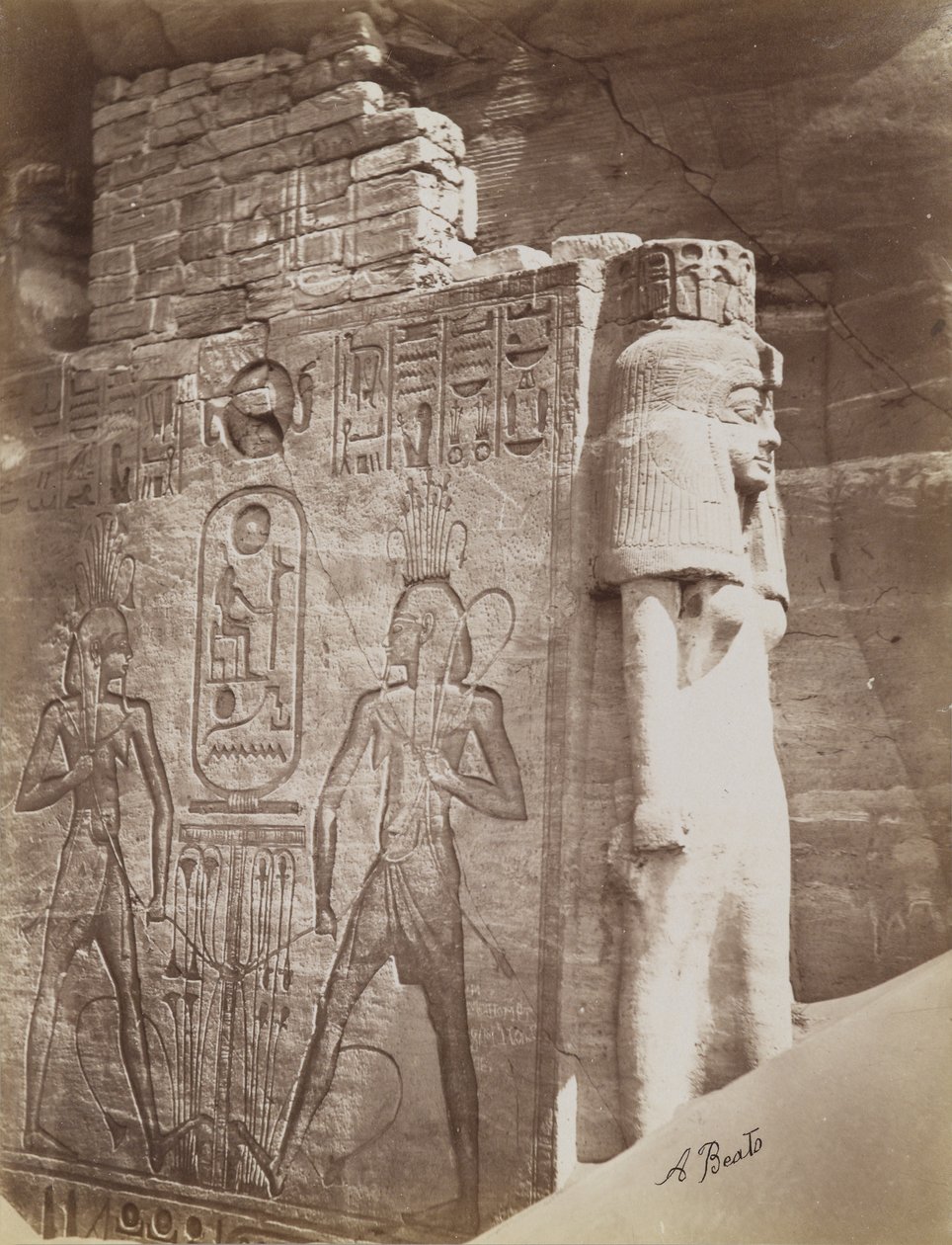 Királynő Abu Simbel templomában, a trón és a királynő részlete az ülő II. Ramszesz kolosszus alatt, a Déli Templom bejáratának északi oldalán alkotó: Antonio Beato