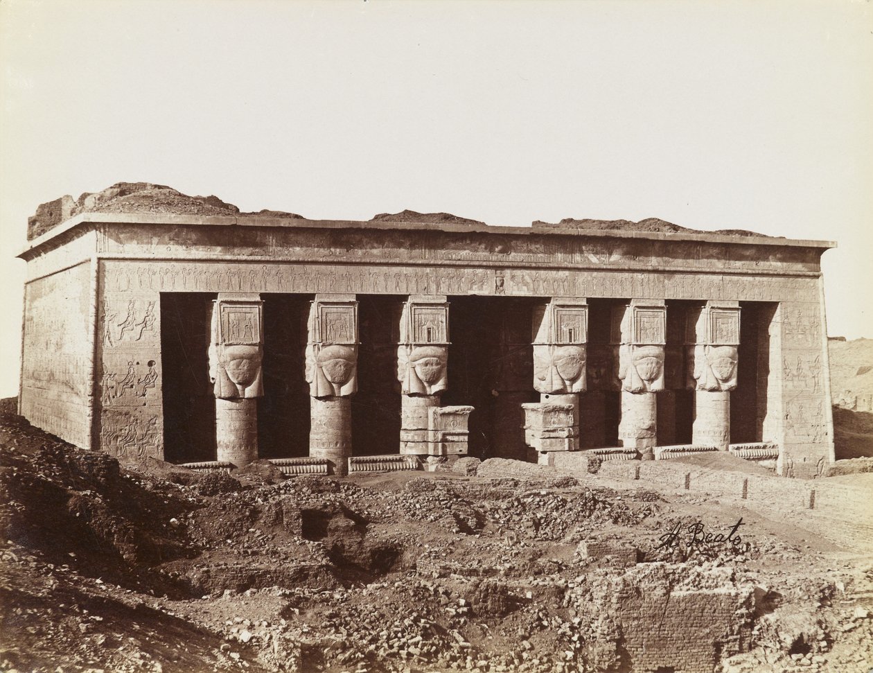 Dendera temploma, kilátás a templom homlokzatától északkeletre alkotó: Antonio Beato