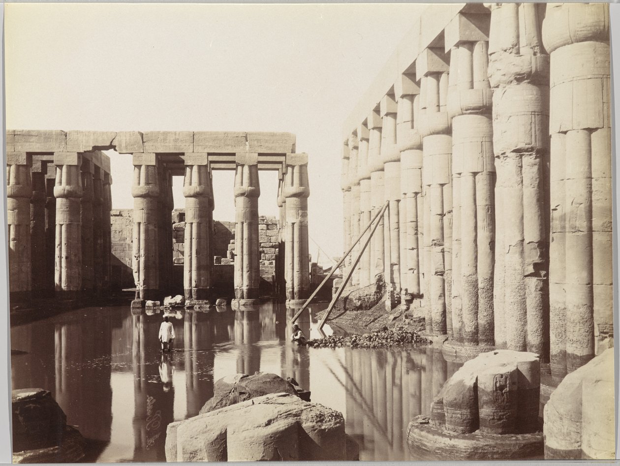 Luxor temploma, kilátás az Amenhotep III udvarára (albumin ezüst fotó) alkotó: Antonio Beato