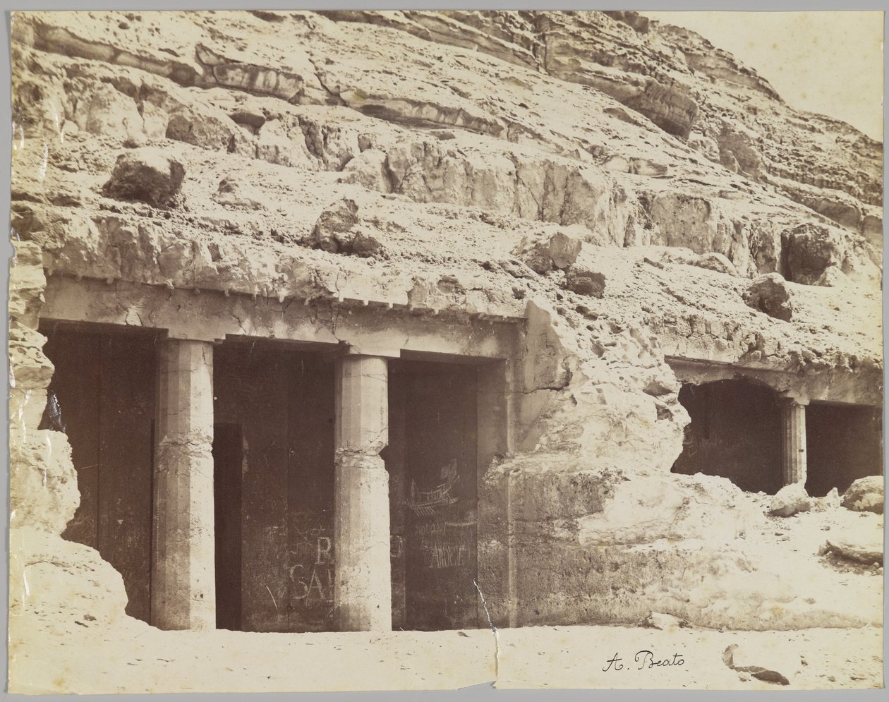 Sírok Beni Hasannál, kilátás Khnum-hotep és Beni Hasan sírjainak homlokzatára alkotó: Antonio Beato