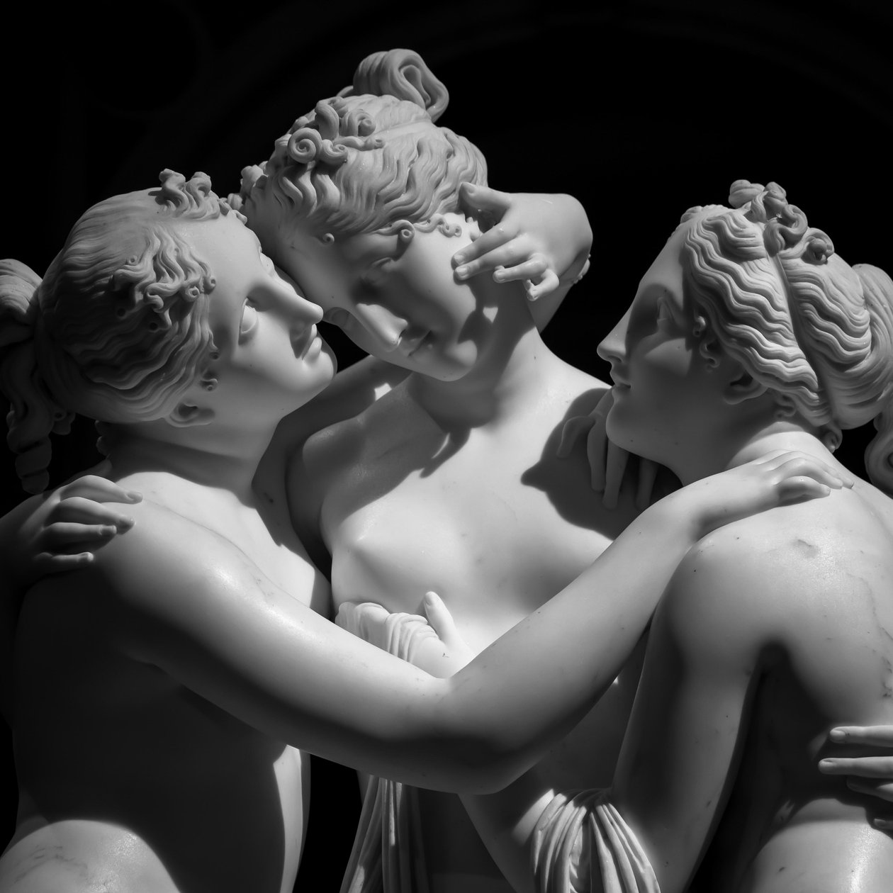 MILÁNÓ, OLASZORSZÁG - 2020 JÚNIUSA KÖRÜL: (2019) (fotó): Antonio Canova szobra, A három grácia (Le tre Gr..., 2019 (fotó) alkotó: Antonio Canova
