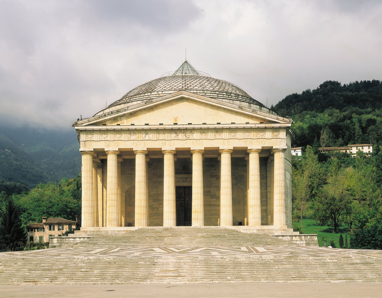Pronaos, Canova-templom (Tempio Canoviano) vagy a Szentháromság főpapi templom, amelyet Antonio Canova (1757-1822) tervezett, Possagno, Veneto. Olaszország alkotó: Antonio Canova