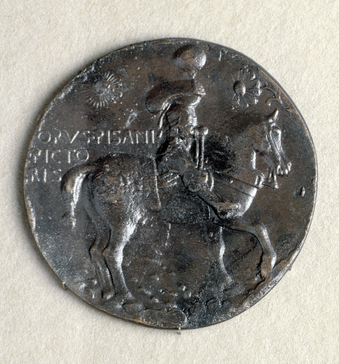 Ludovico III Gonzaga (1414-1478), mantovai márki kitüntetése. Elöl: a fegyveres márki lóháton, bronz, fekete patina alkotó: Antonio Pisanello