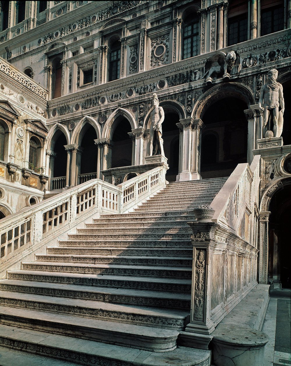 Kilátás a Scala dei Gigantira (a Geants lépcsőháza), amely a hercegi palota (palazzo ducale) bejáratához vezet, Antonio Rizzo (1430-1499) 1483-1491 Velence alkotó: Antonio Rizzo