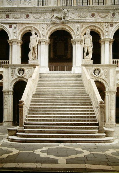 Kilátás a Scala dei Gigantira, amelyet Antonio Rizzo tervezett, Jacopo Sansovino (1486-1570) Mars és Neptunusz szobraival alkotó: Antonio Rizzo