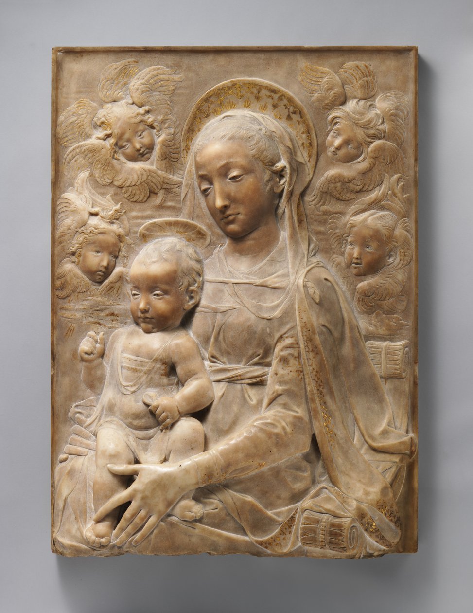 Madonna és gyermeke angyalokkal, 1455-60 körül (márvány aranyozott részlettel) alkotó: Antonio Rossellino