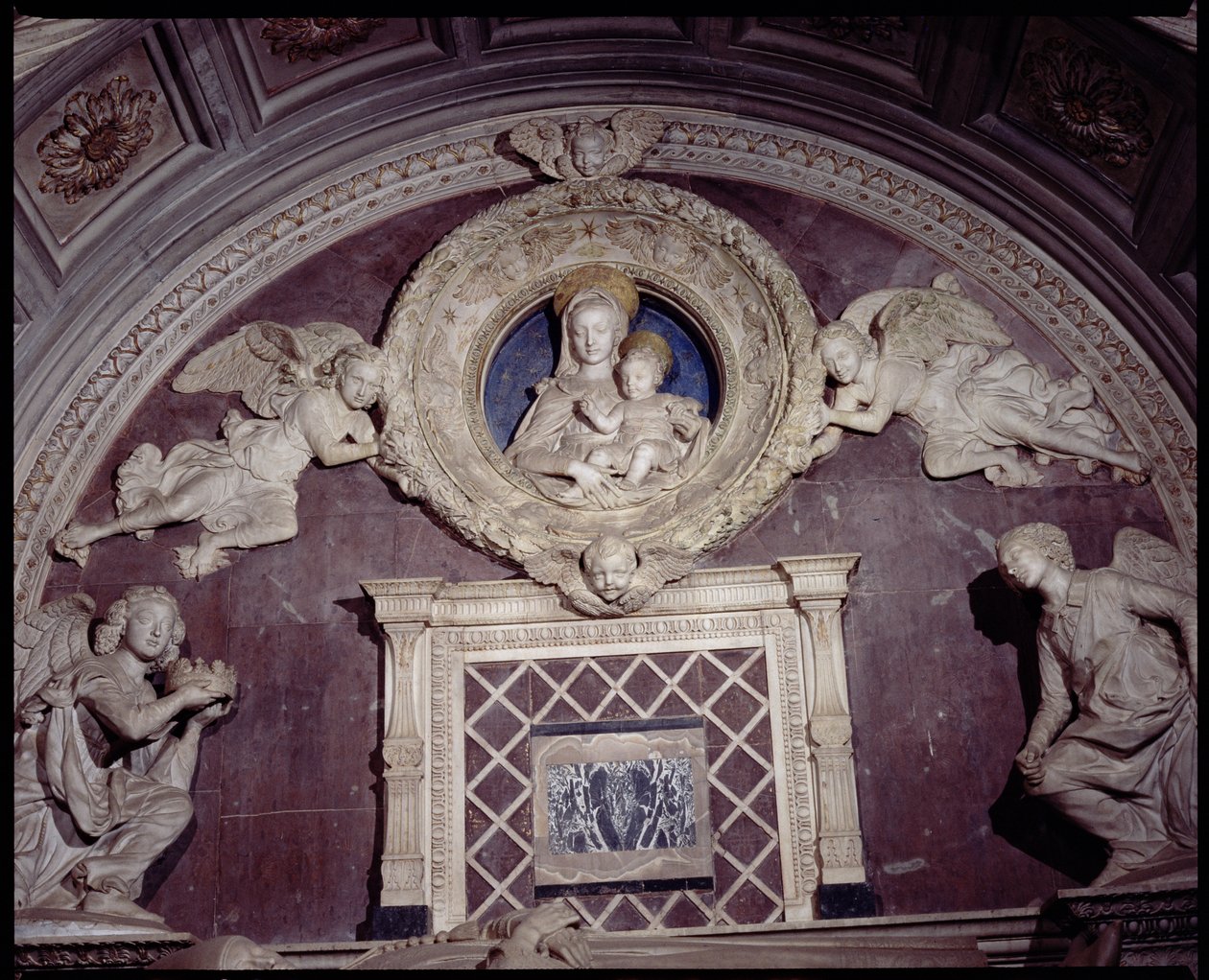 Portugália bíborosának sírja, a Szűz és a Gyermek felső körének részlete, 1460-6 márvány részlet a 97657-ből alkotó: Antonio Rossellino