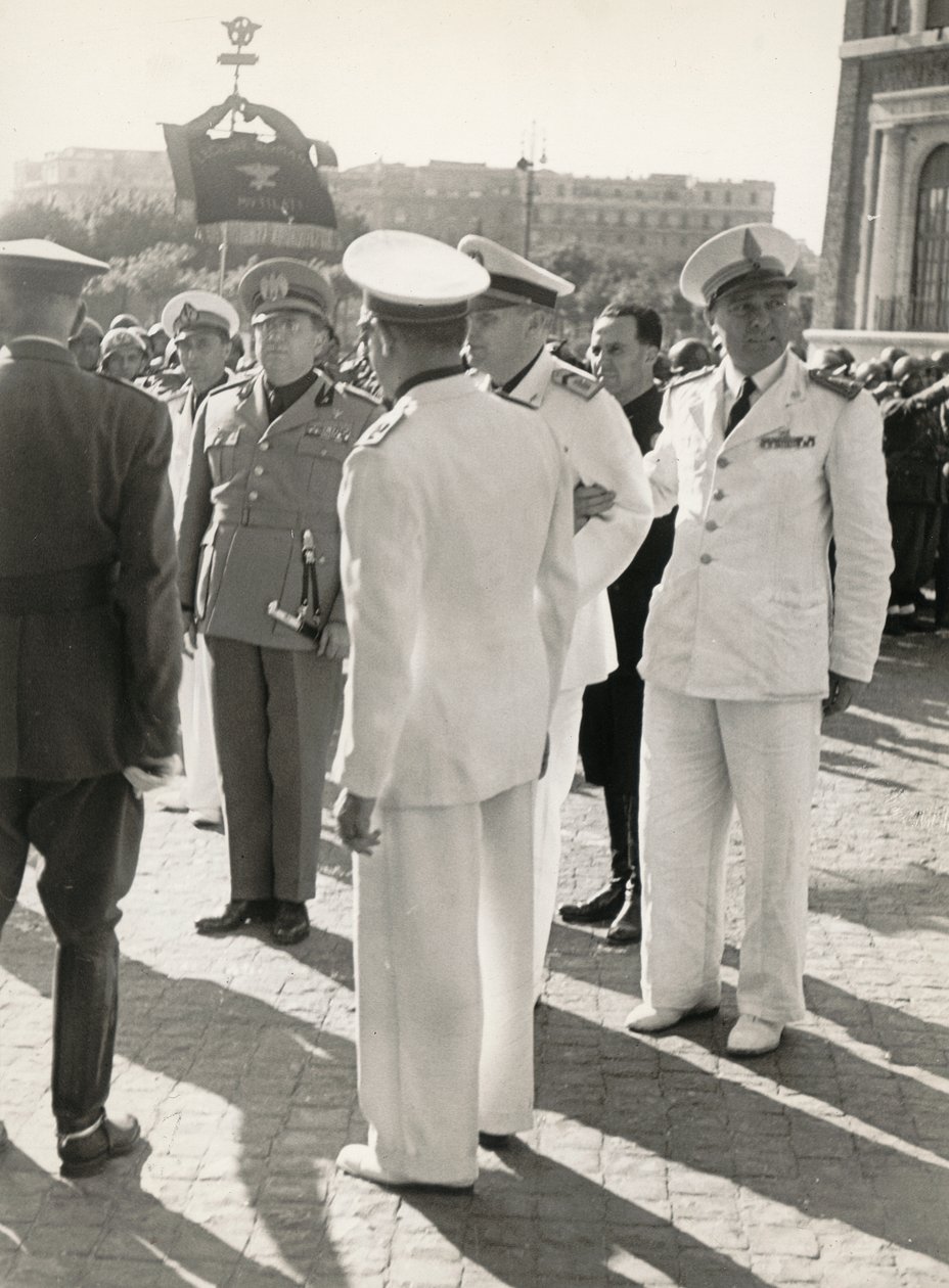 "MVSN- Blackshirts" album: Carlo Delcroix a háború vége és az MVSN "Corporal of Honour" aranyérem fehér egyenruhában (f/w fotó) alkotó: Antonio Savio