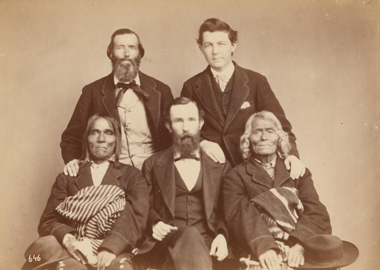 Alexander Gardner, William Henry Jackson és Antonio Zeno Shindler a Pueblo küldötteivel, Alejandro Padillával, Isleta kormányzójával és Ambrosio Abeita volt kormányzójával, 1868 (fénykép). alkotó: Antonion Zeno Shindler