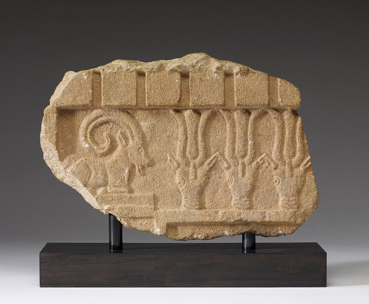 Friztöredék kősziklával és orixokkal, Kr.e. 5-4. század (mészkő) alkotó: Arabian South