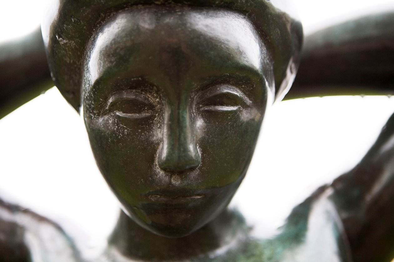 Fürdősző a haját rendezi, részlet, 1930 (bronz) alkotó: Aristide Maillol