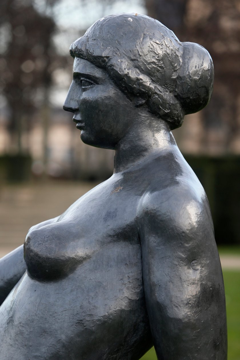 Jardin des tuileries, Aristide Maillol, Fekvő fiatal lány, bronz 1921, Részlet, Párizs, Franciaország (fotó) alkotó: Aristide Maillol