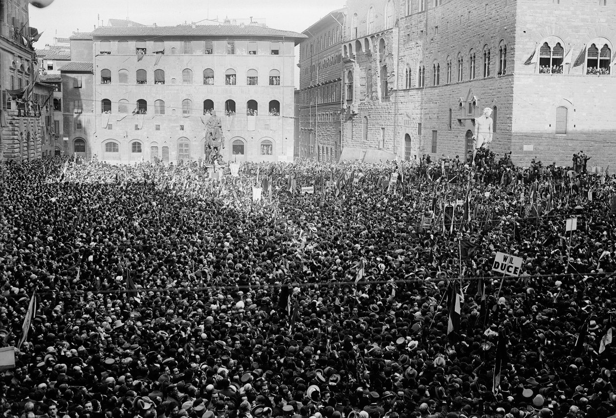 Tömeg gyűlt össze a Piazza Signorián Hitler és Mussolini firenzei látogatása alkalmából, 1938. 05. (f/w fotó) alkotó: Armando Bruni