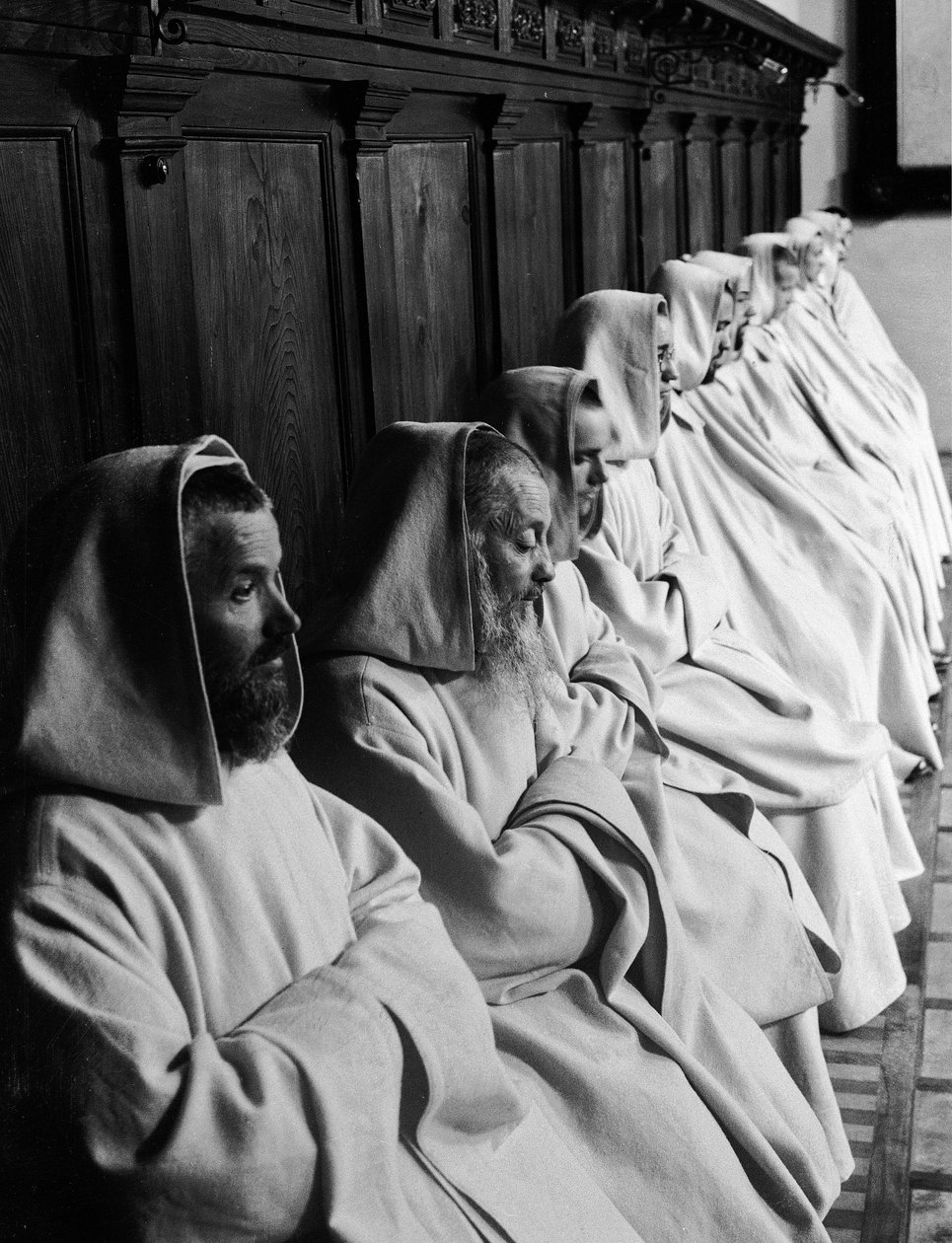Szerzetesek imádkoznak a Camaldoli Ermitázsban, Olaszországban, 1925 körül (zselatin ezüst nyomat) alkotó: Armando Bruni