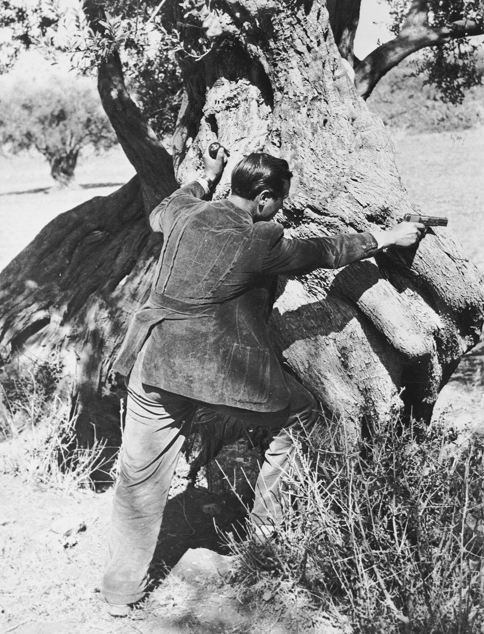Salvatore Giuliano pisztolyt mutat, 1937 alkotó: Armando Bruni