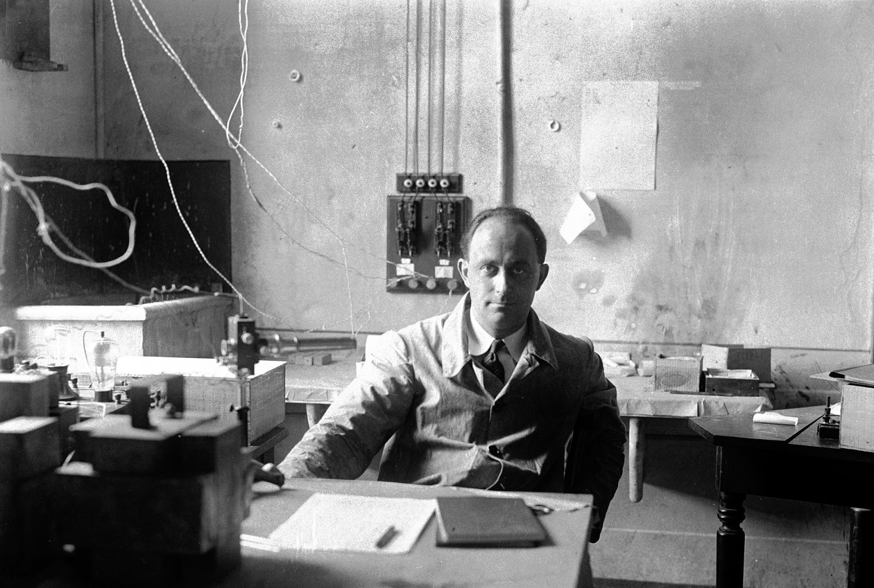 Enrico Fermi olasz fizikus (1901-1954 fizikai Nobel-díj 1938-ban) a laboratóriumban (f/w fotó) alkotó: Armando Bruni