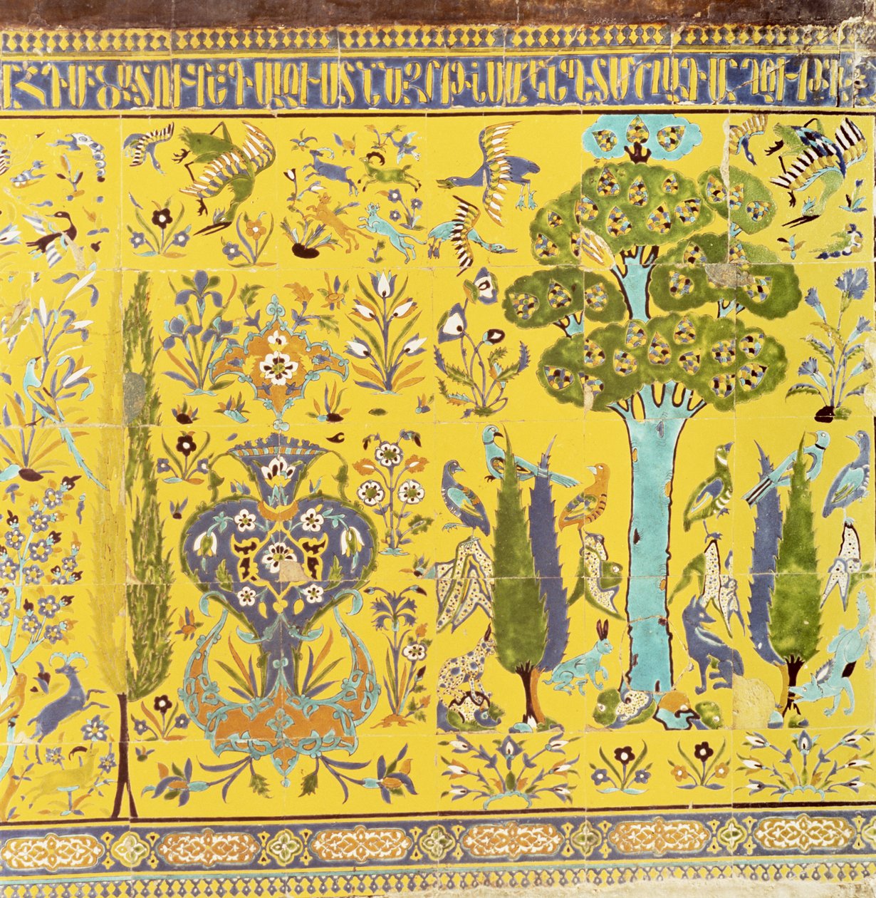 Részlet az 1613-ban elkészült templom belső falának alsó csempéiből (kerámia) alkotó: Armenian School