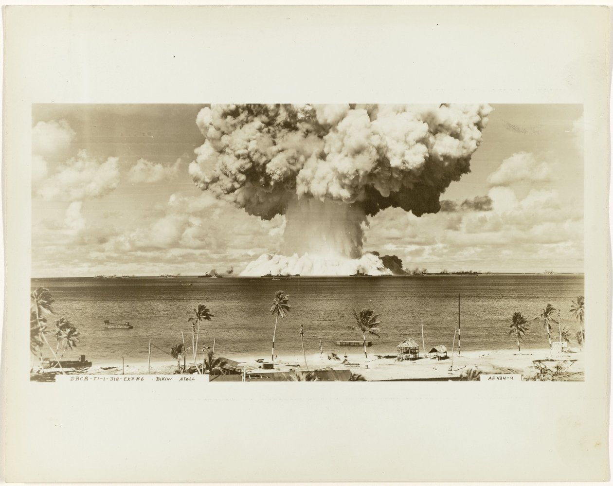 Atombomba-teszt a Crossroads hadművelet során „Baker-tesztnek” nevezett atomteszt a Csendes-óceán déli részén található Bikini Atollnál, a Crossroads művelet során Bikini atoll (cím a tárgyon) alkotó: Army Navy Task Force One
