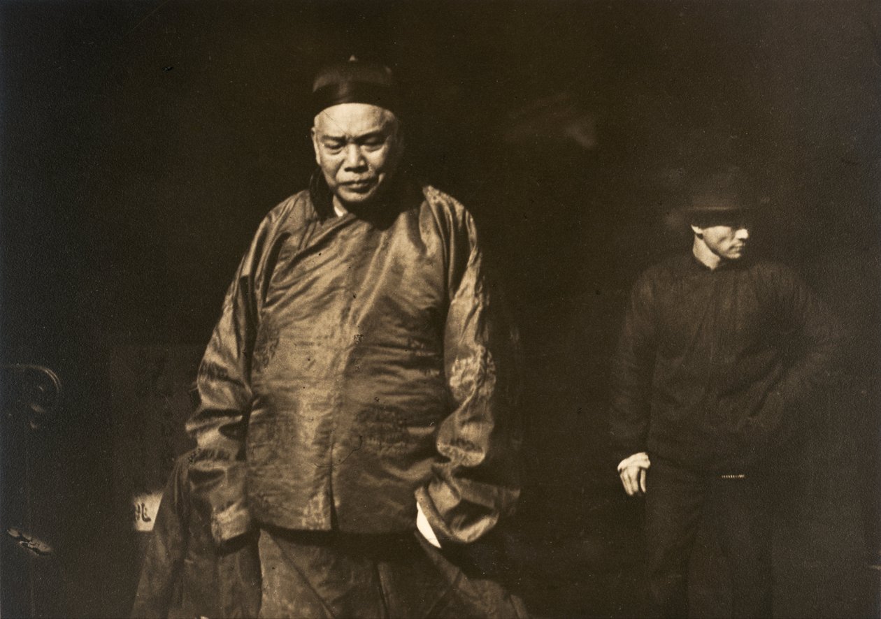 Kereskedő és testőrség, Old Chinatown, San Francisco alkotó: Arnold Genthe