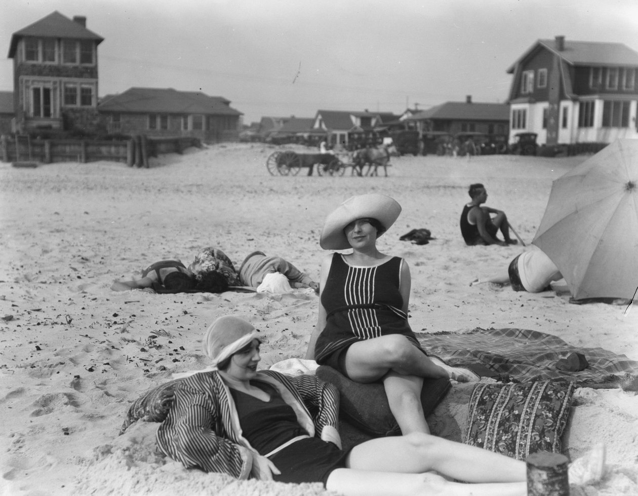 Két nő a New York-i Long Beachen, 1910 alkotó: Arnold Genthe