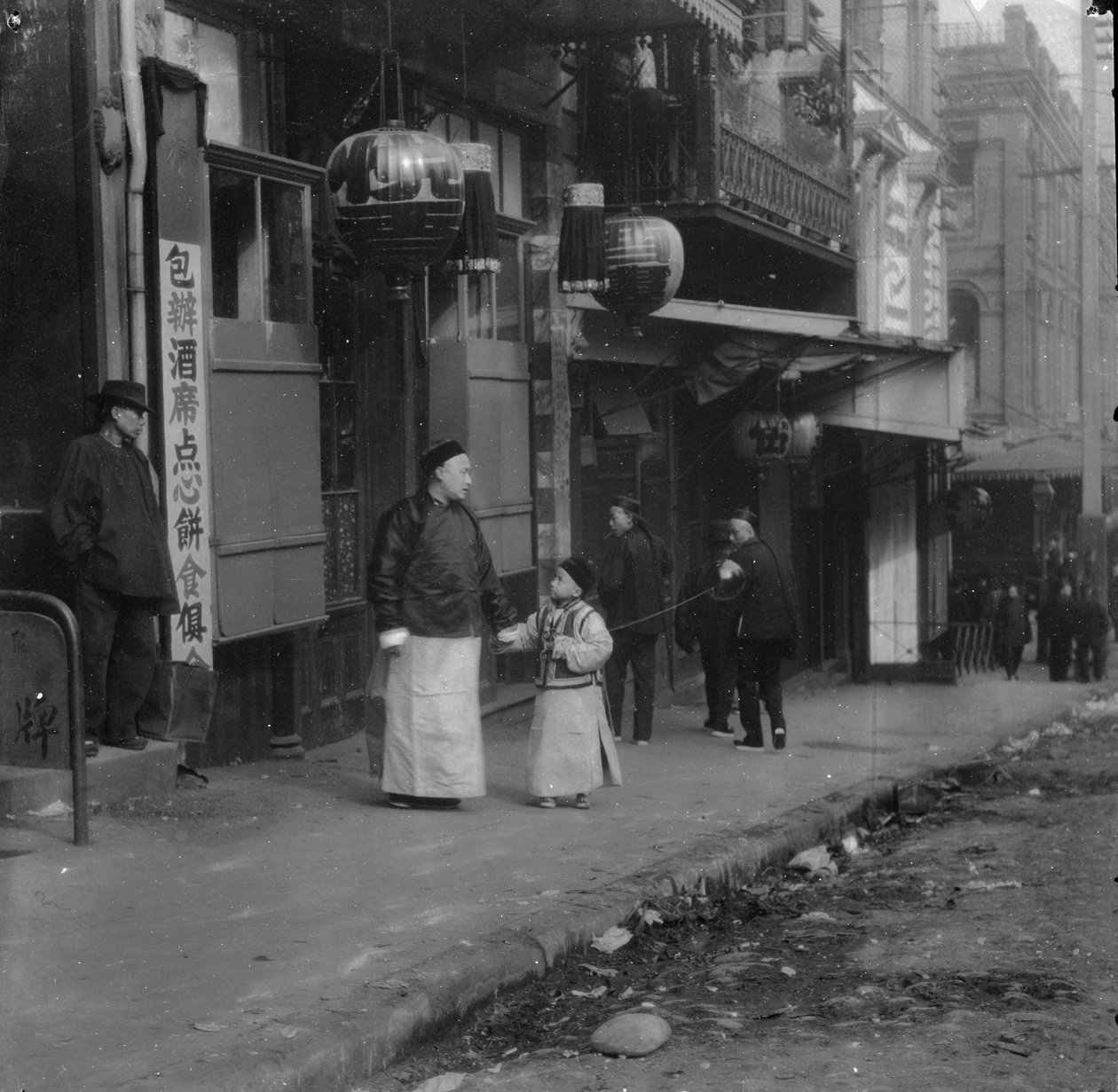 Egy család a konzulátusról, Chinatown, San Francisco alkotó: Arnold Genthe