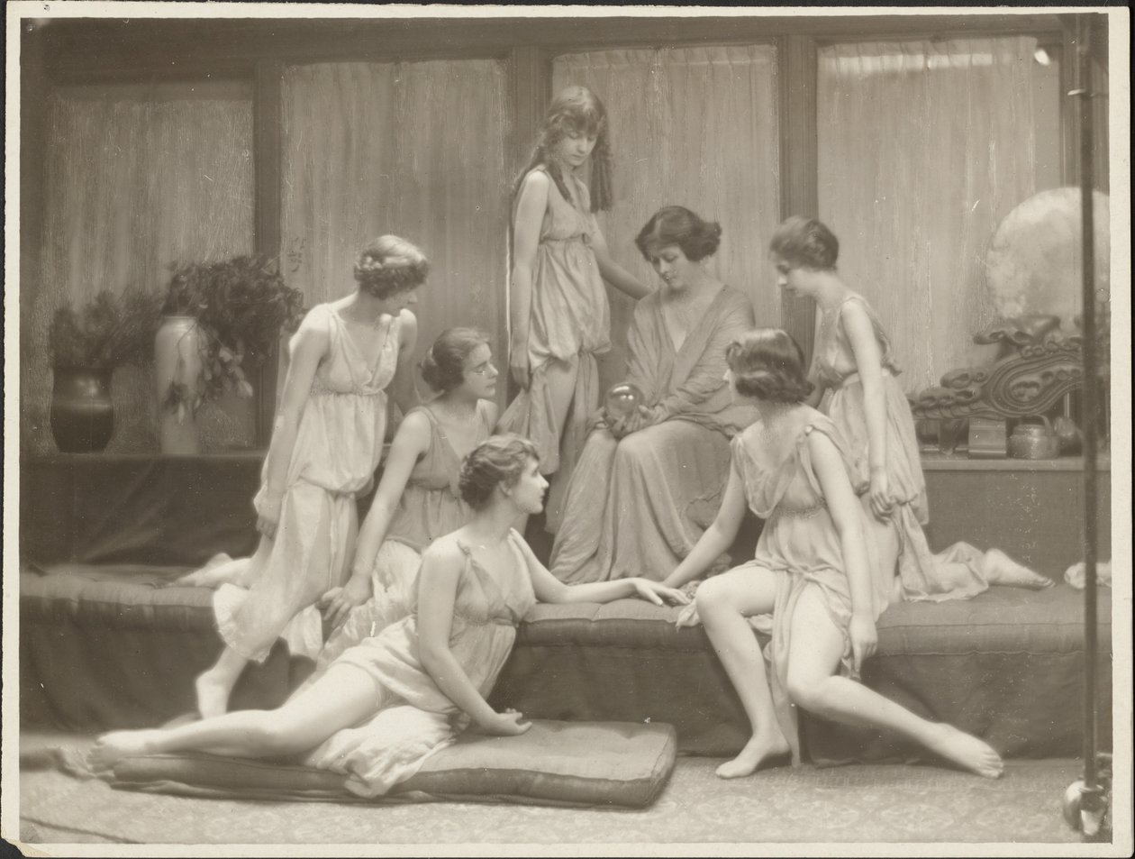 [Isadora Duncan és csoportja] alkotó: Arnold Genthe