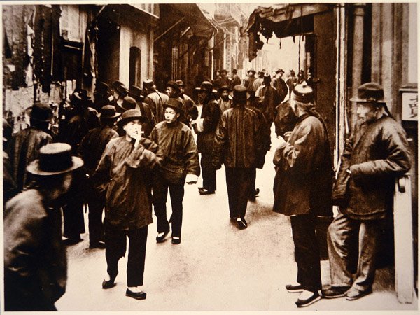 Ross Alley „Szerencsejátékosok utcája”, Kínai negyed, San Francisco alkotó: Arnold Genthe
