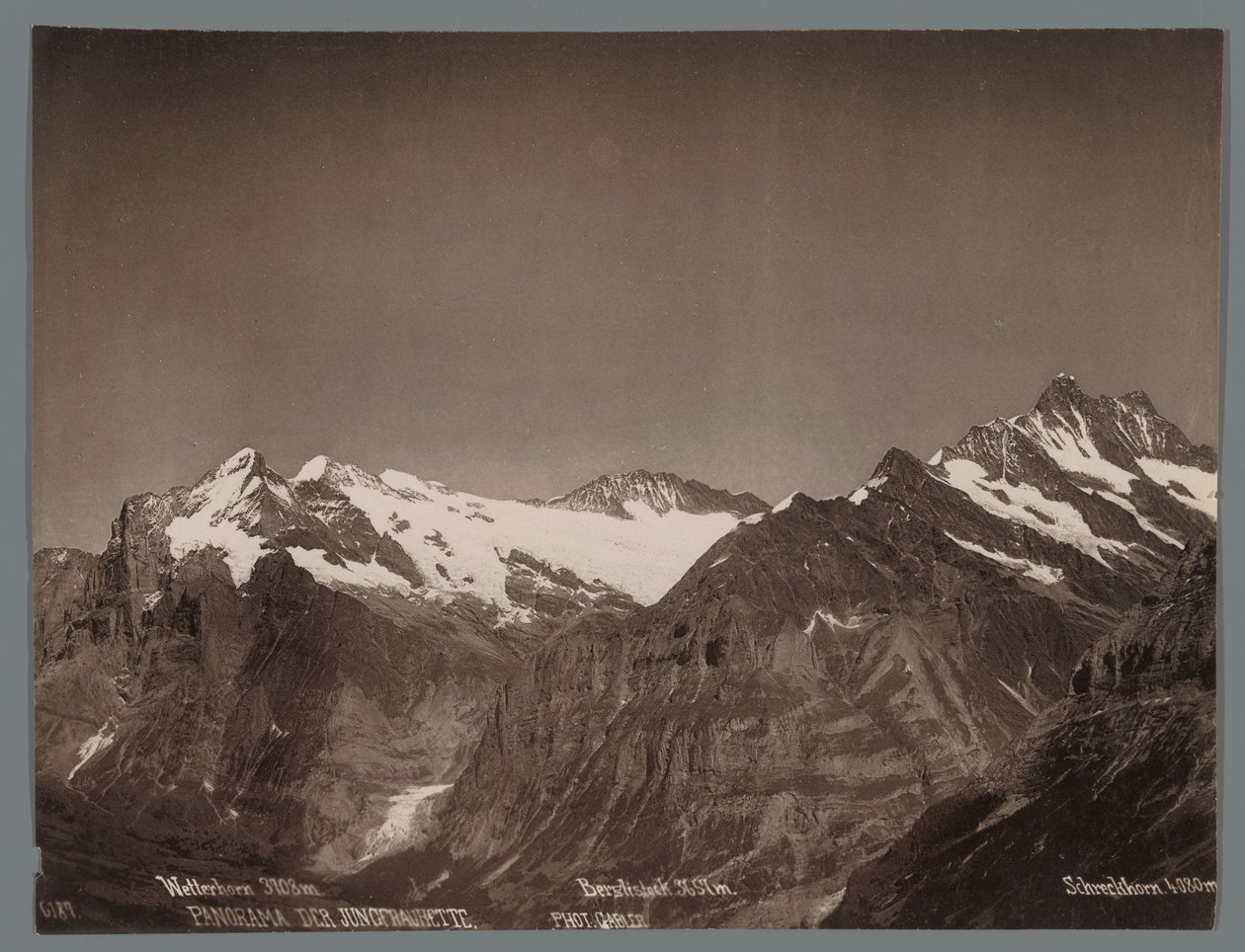 Kilátás a Wetterhornra, Berglistockra és Schreckhornra a Berni-Alpokban Panoráma a Jungfraukette-re (sorozat címe az objektumon) alkotó: Arthur Gabler